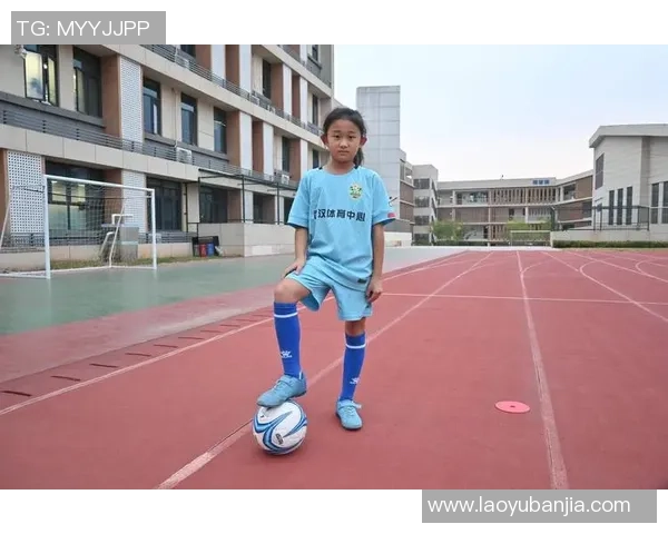 足球运动员场上吐痰行为引发争议是否影响体育道德与形象