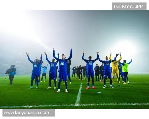 足球老师带领学生激情对决足球赛展现青春活力与团队精神